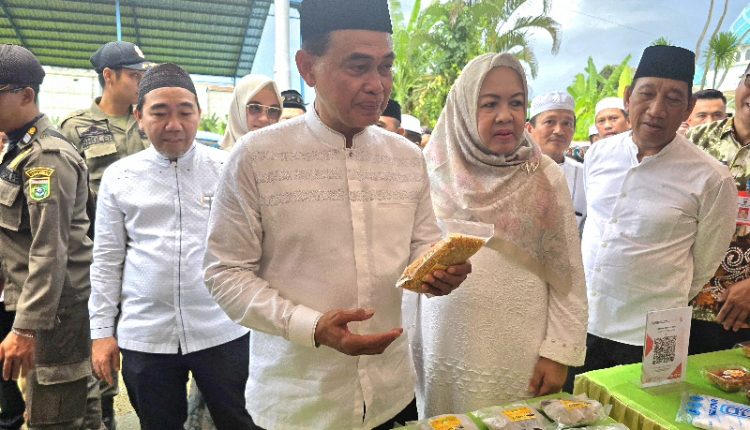 Buka Ramadan Cake Fair, Zairullah Beli Takjil Pedagang