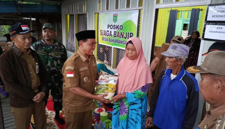 Tinjau Posko Banjir, Bupati Zairullah Serahkan Bantuan