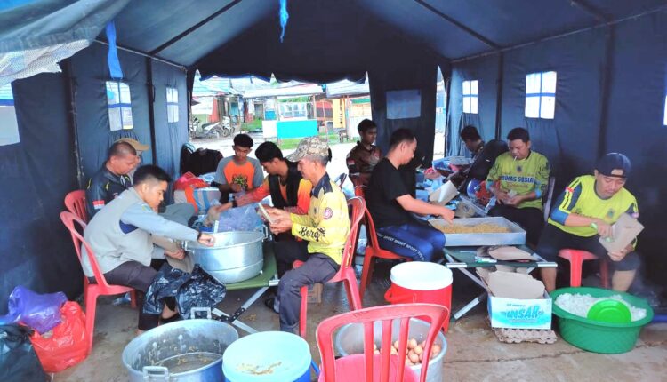 Dinas Sosial Tanbu Dirikan Dapur Umum Untuk Pengungsi Banjir Satui