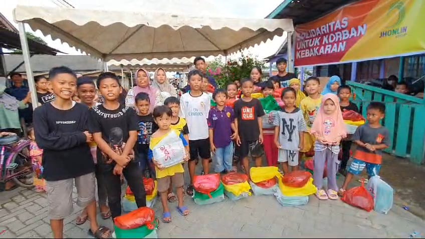 Jhonlin Group Ajak Anak-Anak Korban Kebakaran Gg. Mawar Belanja Keperluan Sekolah.