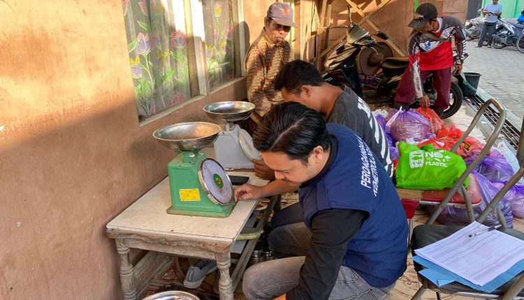 Diskumdagri Tanbu Lakukan Tera Timbangan di Pasar Tradisional