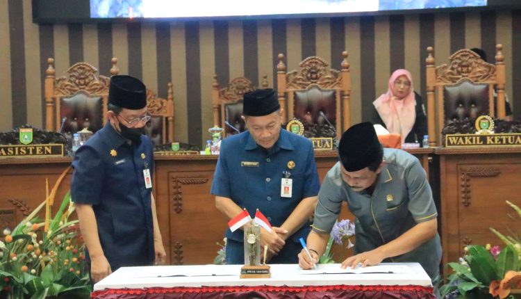 Wakil Ketua DPRD Tanbu Pimpin Rapat Paripurna Perubahan Propemperda Tahun 2024