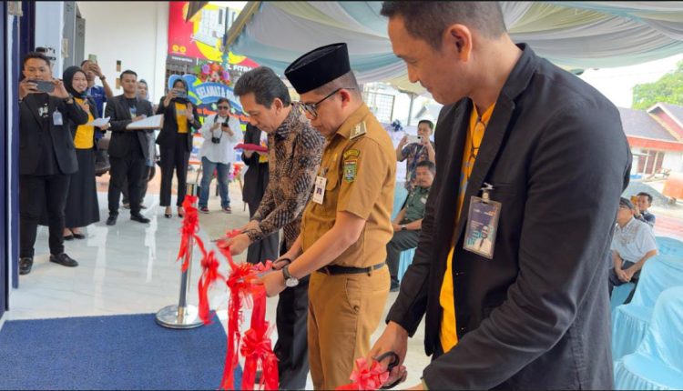 Bank Mandiri KCP Pagatan Diresmikan, Pemkab Tanah Bumbu Lakukan Pemotongan Pita