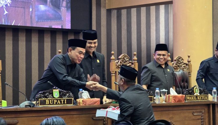 Bupati Tanbu Paparkan Rancangan APBD 2025 di Hadapan DPRD