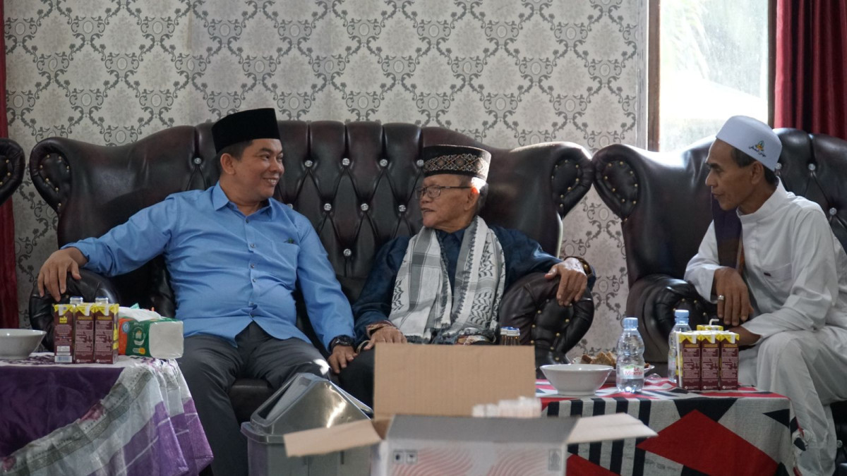 Calon Bupati Tanah Bumbu Andi Rudi Latif Sowan ke Ulama Kusan Hulu, Didoakan Sukses dalam Pilkada 2024